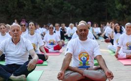 Dia Internacional do Yoga 2026 celebrado em Baku com o tema 'Yoga para um Envelhecimento Saudável'