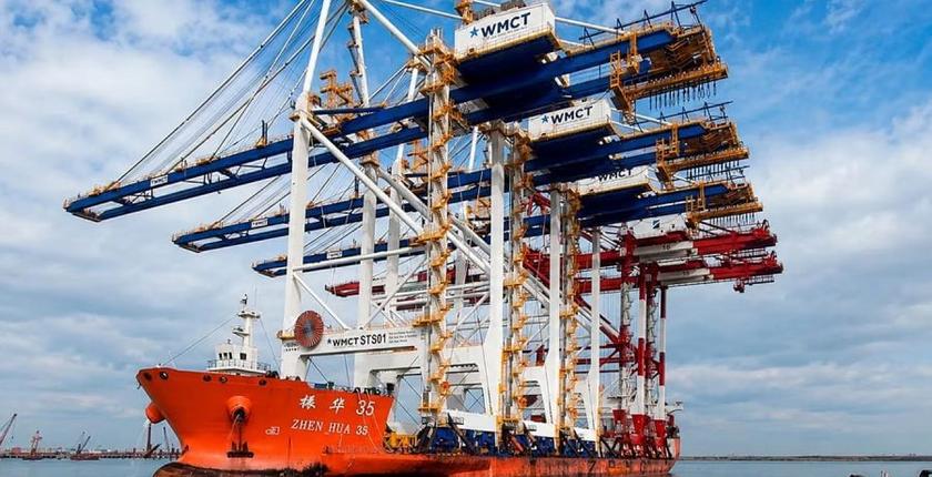 Nador West Med franchit une nouvelle étape avec ses premiers portiques géants à conteneurs