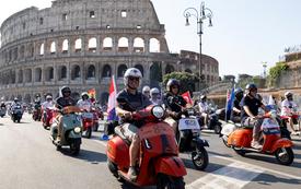 Vespa celebra 80 años con miles de motociclistas reunidos en Roma