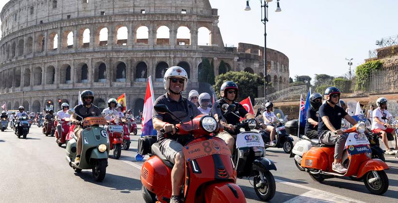 Vespa, 80. yılını Roma'da binlerce sürücüyle kutluyor