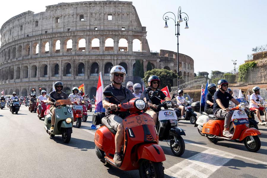 Vespa, 80. yılını Roma'da binlerce sürücüyle kutluyor