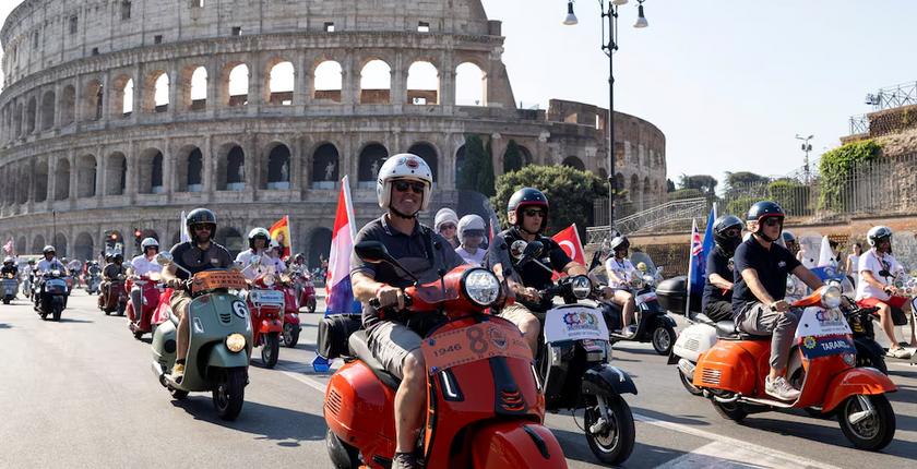 Vespa, 80. yılını Roma'da binlerce sürücüyle kutluyor