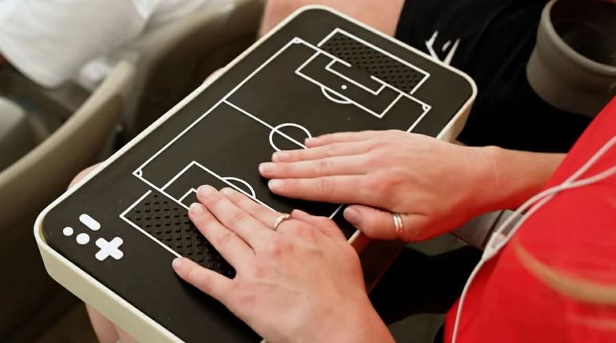 فيفا يطلق خدمات مبتكرة لتمكين المكفوفين من متابعة مباريات كأس العالم 2026