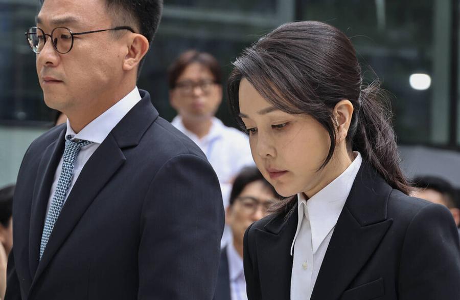 韩国法院判处前第一夫人因腐败案入狱七年