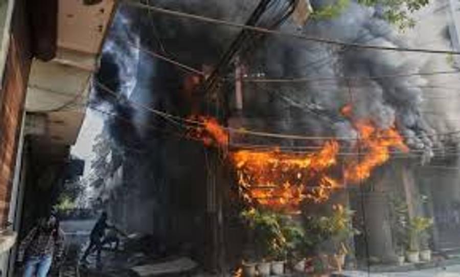مصرع 21 شخصا في حريق فندق بنيودلهي الهندية