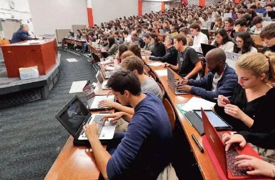 وزارة التعليم تمنح تذاكر مجانية لمغاربة مترشحين للمدارس الفرنسية