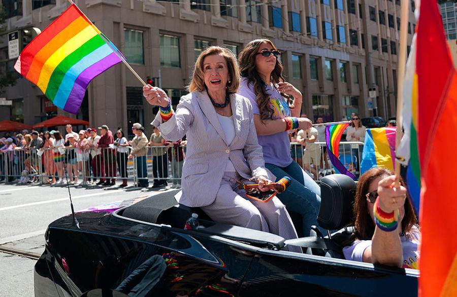 南希·佩洛西在旧金山的骄傲活动中赞扬LGBTQ+社区引发争议
