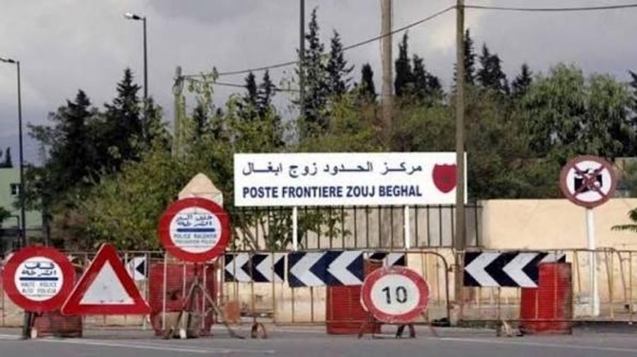 الجزائر تسلم 34 مغربيا عبر "زوج بغال"