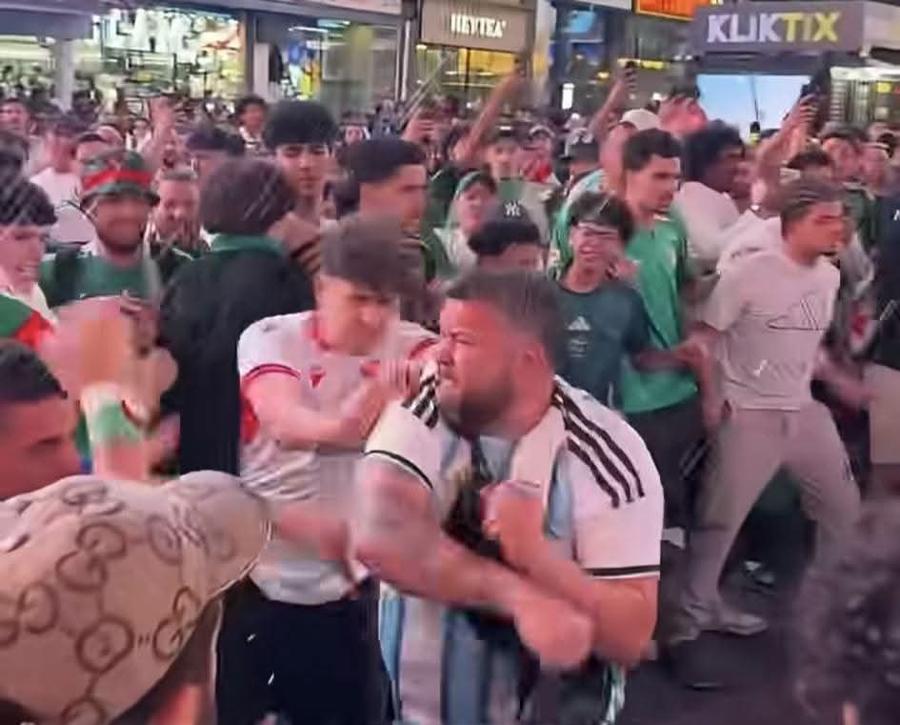 اشتباكات عنيفة بين الجماهير الأرجنتينية والجزائرية في تايمز سكوير