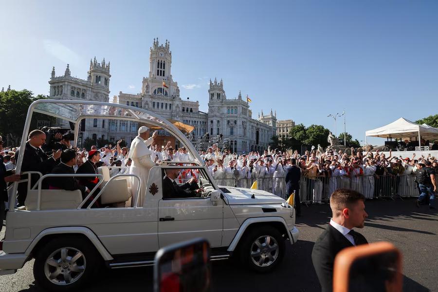 Pope Leo attracts huge crowds during landmark visit to Spain