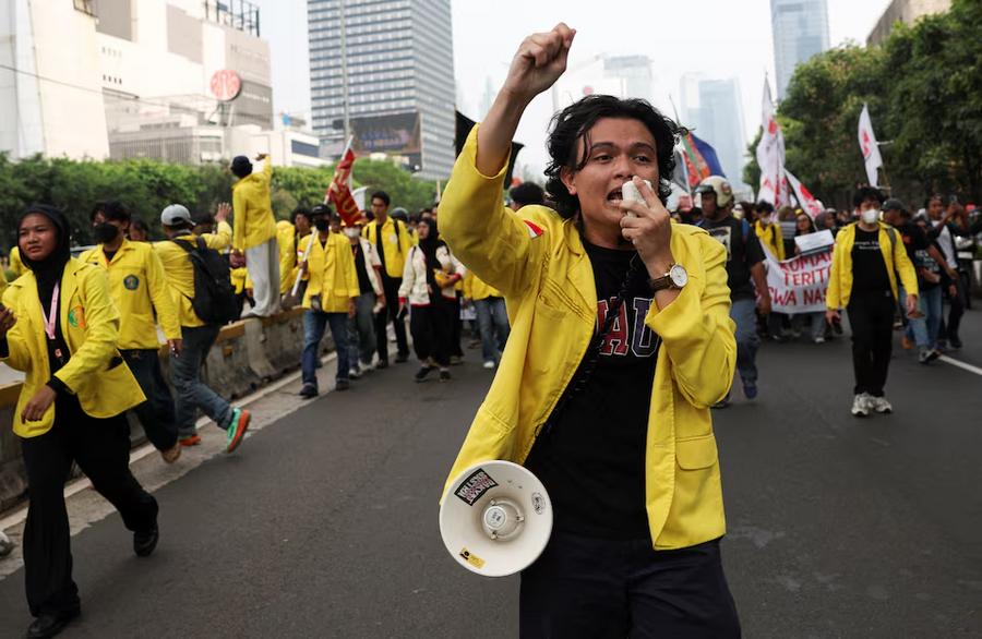 Students hold “heading to bankrupt Indonesia” protests against prabowo’s policies