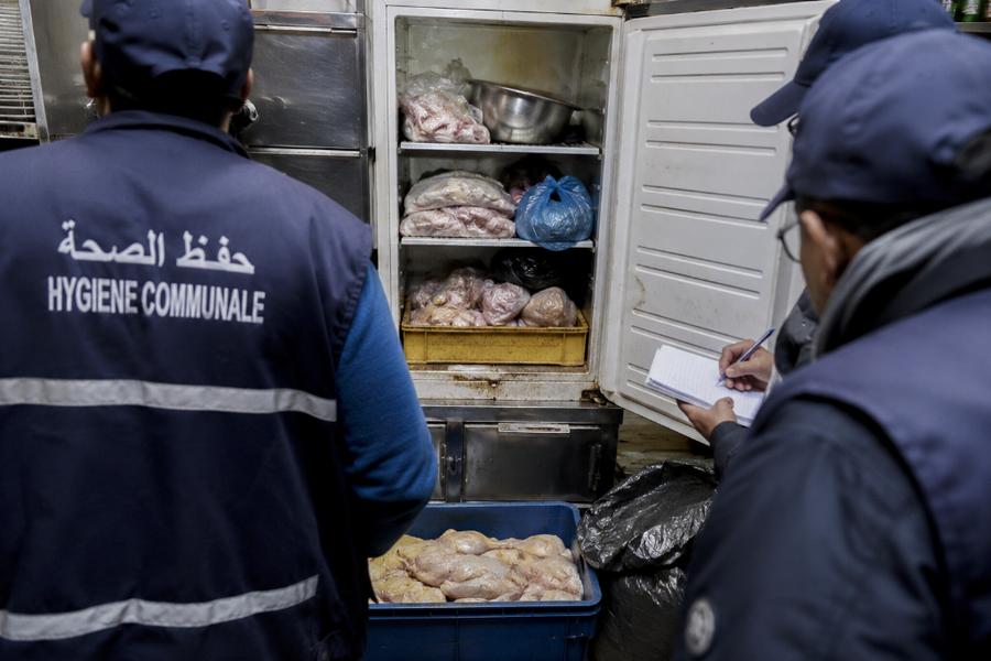طنجة.. حجز وإتلاف مواد غذائية فاسدة داخل مقهى بمالاباطا
