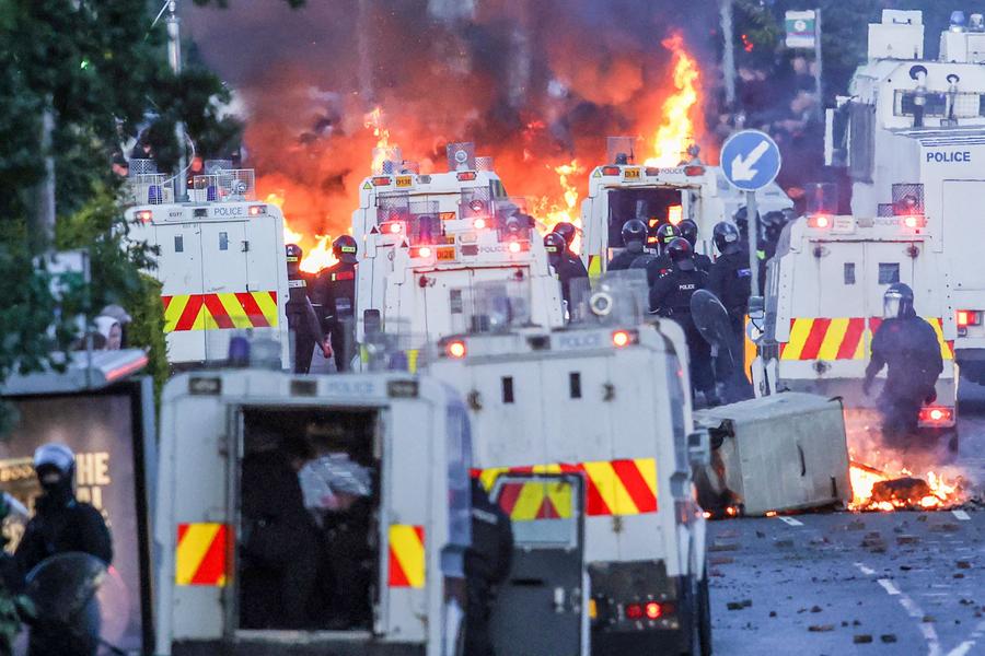 Irlande du Nord : Belfast secouée par une deuxième nuit de violences et d’affrontements