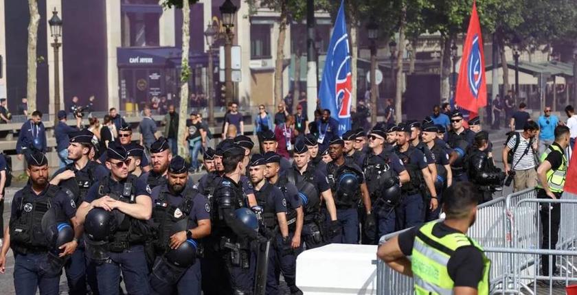 فرنسا.. إصابة 57 شرطيا في أحداث شغب أعقبت نهائي باريس سان جيرمان وأرسنال