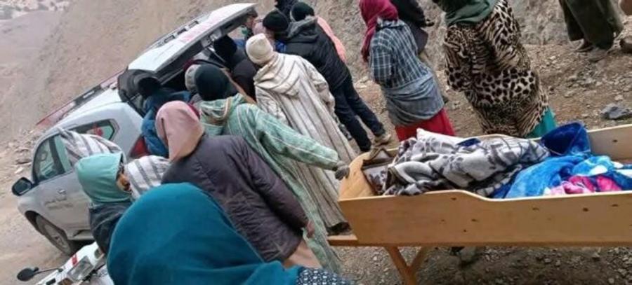 زاوية أحنصال.. غضب بسبب نقل سيدة حامل للمستشفى على “نعش تقليدي”