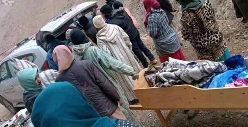 زاوية أحنصال.. غضب بسبب نقل سيدة حامل للمستشفى على “نعش تقليدي”