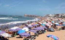 Parasols et chaises illégaux : les autorités renforcent les contrôles sur les plages du Nord du Maroc