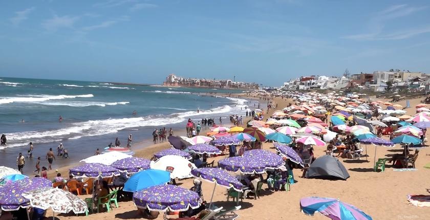 Parasols et chaises illégaux : les autorités renforcent les contrôles sur les plages du Nord du Maroc