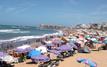 Parasols et chaises illégaux : les autorités renforcent les contrôles sur les plages du Nord du Maroc