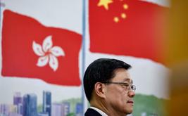 El líder de Hong Kong mantiene abiertas sus planes futuros mientras se centra en la gobernanza