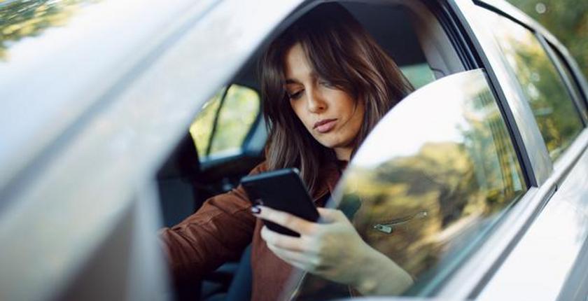 Uso de telefone celular enquanto dirige leva a mais de 500 suspensões de carteira de motorista na França