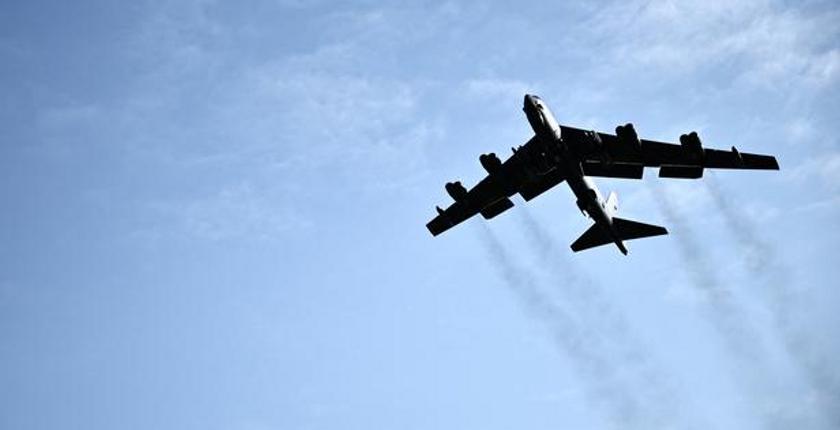 מטוס בומבה B-52 מתרסק מיד לאחר המראה בקליפורניה