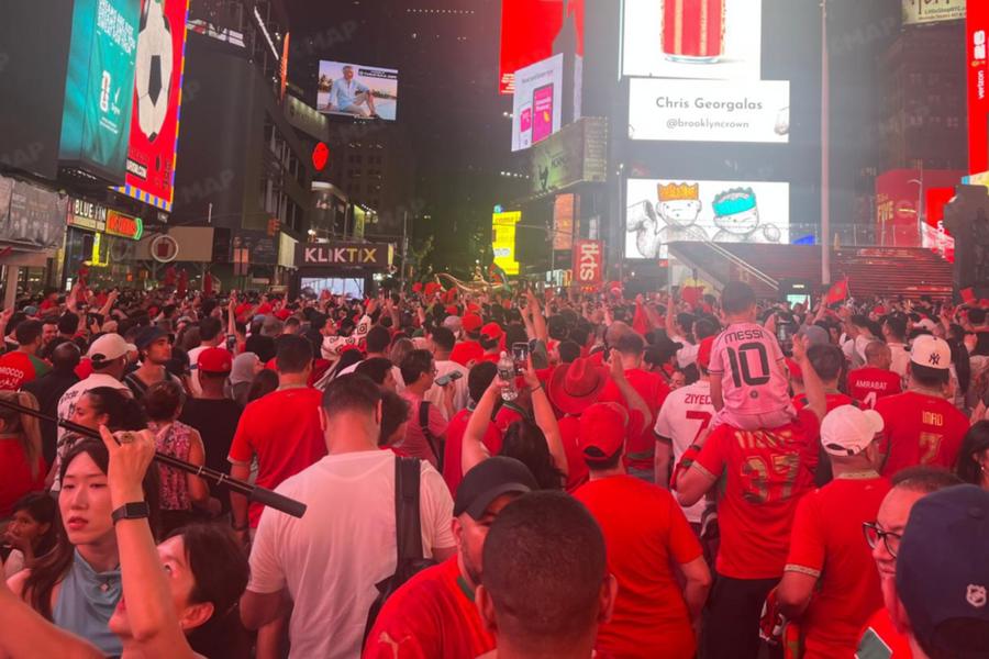 Marokkanische Fans füllen den Times Square vor dem WM-Duell gegen Brasilien