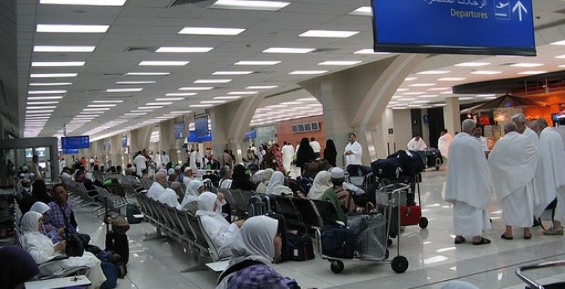 مئات الحجاج المغاربة عالقون بمطار فاس بسبب تأخر الحقائب
