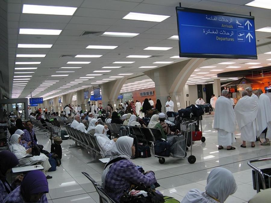 مئات الحجاج المغاربة عالقون بمطار فاس بسبب تأخر الحقائب