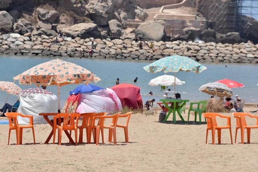 20 درهما للكرسي الواحد بشواطئ تطوان يشعل الجدل
