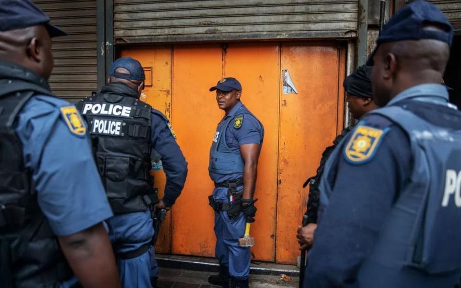 Sudáfrica suspende a nueve policías por presuntos actos de corrupción