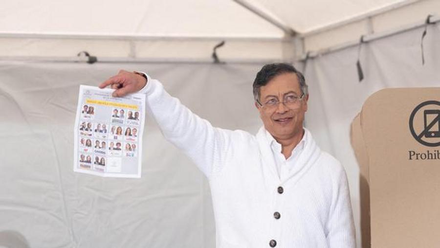 Petro critica el apoyo estadounidense a un candidato rival antes de la segunda vuelta presidencial en Colombia