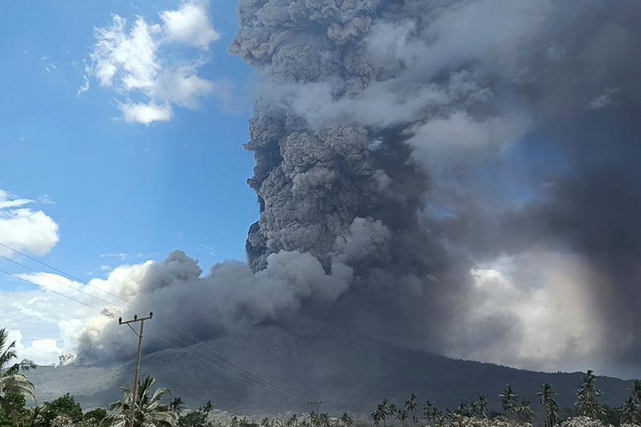 Indonésie : le volcan Lewotobi Laki-Laki perturbe le trafic aérien après plusieurs éruptions