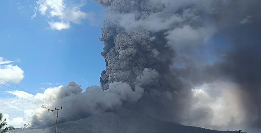 Indonésie : le volcan Lewotobi Laki-Laki perturbe le trafic aérien après plusieurs éruptions
