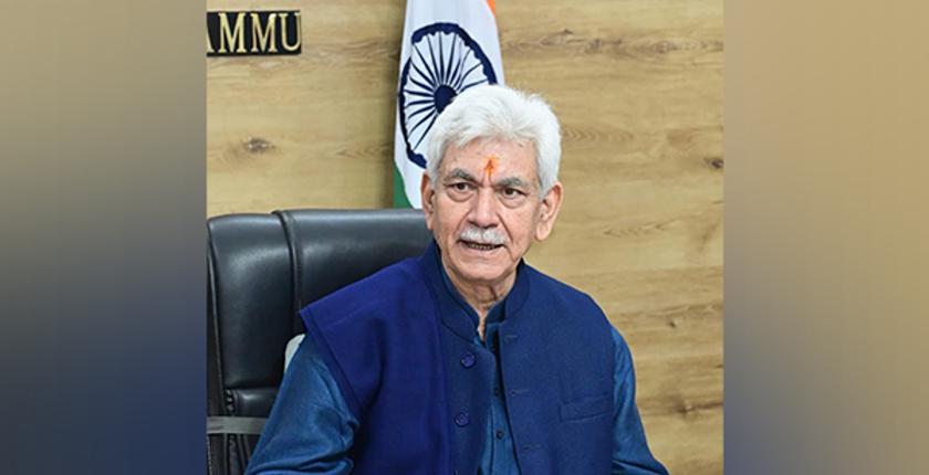 जम्मू-कश्मीर के उपराज्यपाल मनोज सिन्हा ने अखनूर में ड्यूटी के दौरान शहीद हुए सैनिक को श्रद्धांजलि दी