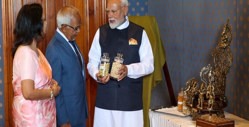 प्रधानमंत्री मोदी ने मॉरीशस के राष्ट्रपति को मखाना भेंट किया