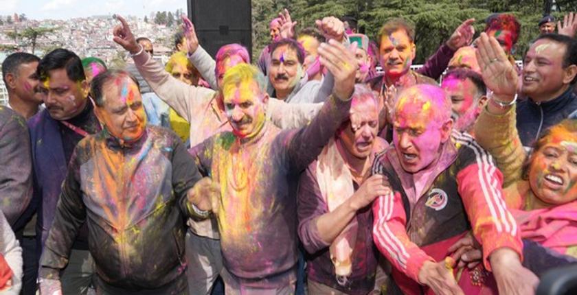 हिमाचल के मुख्यमंत्री ने ओक ओवर में कांग्रेस नेताओं और निवासियों के साथ होली मनाई