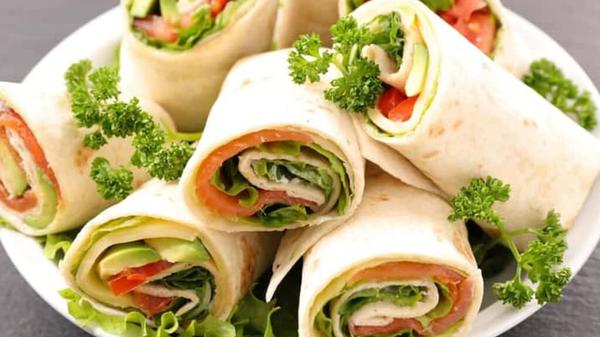 Wrap au saumon fumé, avocat et concombre : l’étoile montante de la cuisine estivale