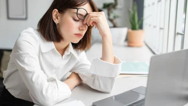 Quand les yeux fatiguent… le mal de tête se réveille