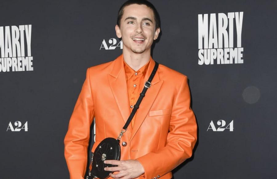 La audaz campaña de Timothée Chalamet da frutos mientras “Marty Supreme” marca un récord en taquilla