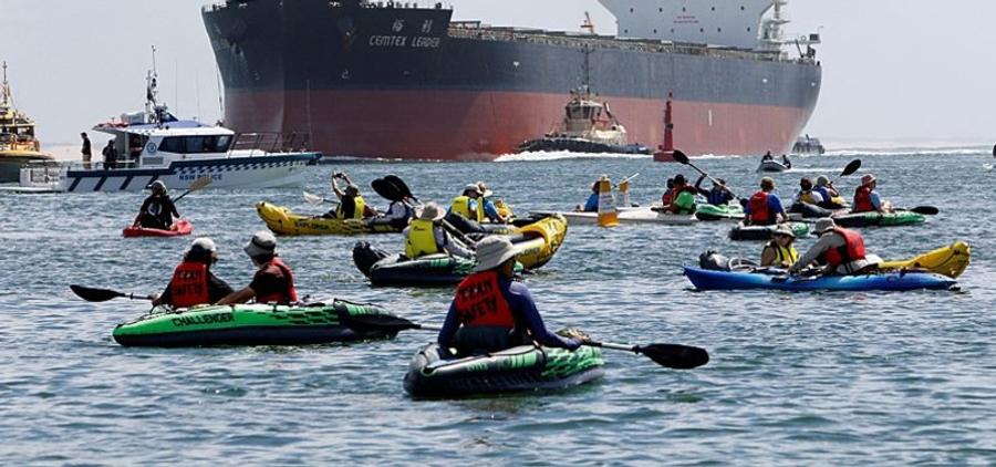 Manifestantes por el clima paralizan el mayor puerto exportador de carbón del mundo en Australia