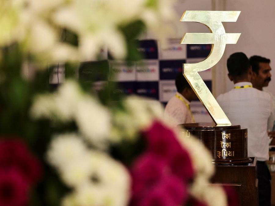 अगर संघर्ष जारी रहा तो रुपये का मूल्य और गिरेगा: रिपोर्ट
