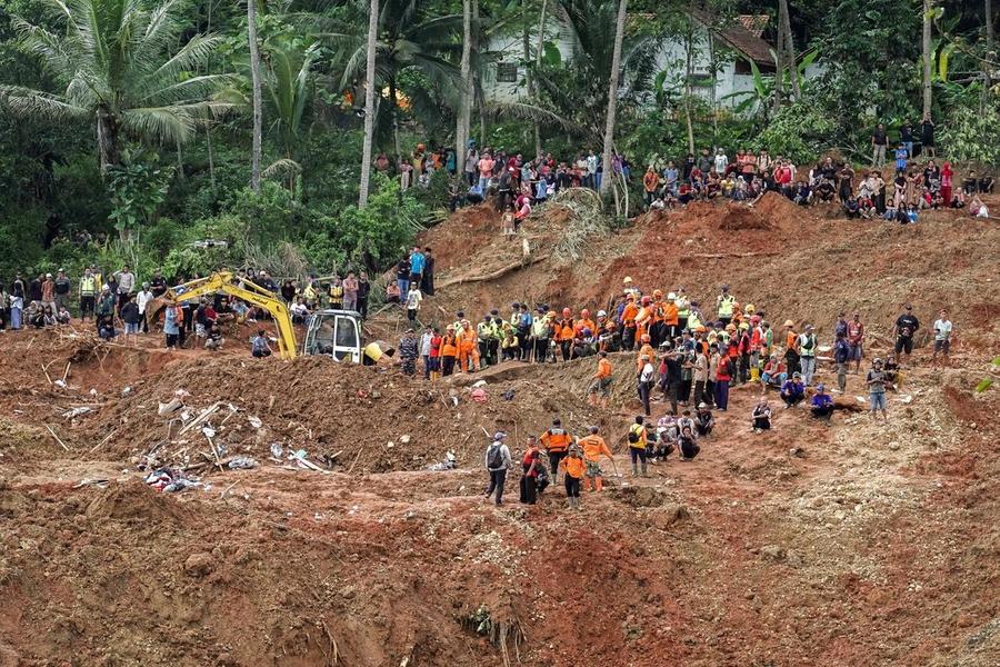 L’île de Java frappée par des glissements de terrain meurtriers après de fortes pluies