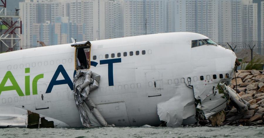 Drame à Hong Kong : deux morts après le crash d’un avion-cargo au moment de l’atterrissage
