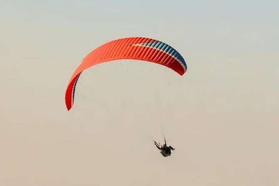 Un migrant marocain traverse la frontière de Sebta en parapente, une première inédite