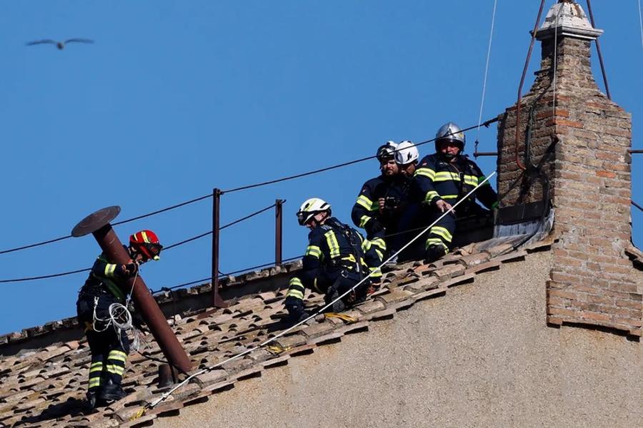 Le Vatican installe la cheminée de la chapelle Sixtine : le monde en attente du nouveau pape