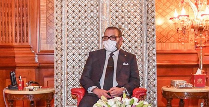 بالصورة.. الملك محمد السادس يتفقد أحوال شعبه وهو يرتدي الكمامة الواقية
