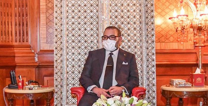 بالصورة.. الملك محمد السادس يتفقد أحوال شعبه وهو يرتدي الكمامة الواقية