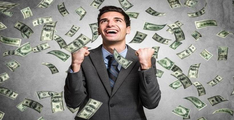 صدق ولا تستغرب.. بعد أيام من فقدانه عمله بسبب تفشي فيروس كوفيد 19 أصبح "مليونيرا" !!!