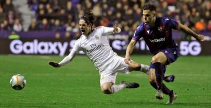ليفانتي يهزم الريال ويهدي الصدارة لبرشلونة